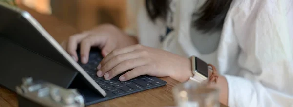 Vista Cerca Del Freelancer Femenino Escribiendo Teclado Tableta Mientras Está —  Fotos de Stock