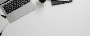 Üzerinde beyaz seramik tabaklar olan mermer yemek masası manzarası. Gümüş tabaklar, baharat şişeleri, peçete ve fotokopi masası.