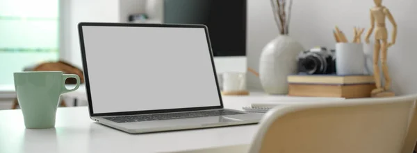 Beskuren Bild Kontorsbord Med Tom Skärm Laptop Kaffemugg Och Kontorsmateriel — Stockfoto