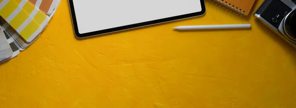 在黄色混凝土背景上用模拟平板电脑 照相机 用品和复制空间的创造性工作空间的顶部视图 — 图库照片