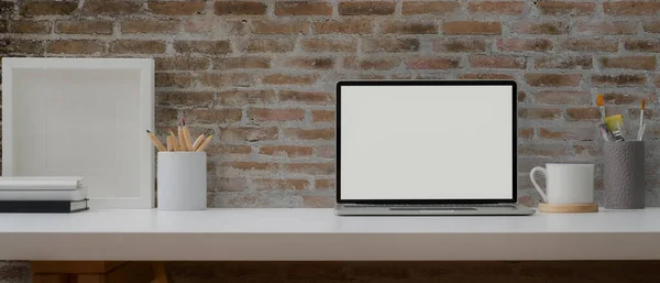 Ofis Masasını Maket Dizüstü Bilgisayarla Kapat Beyaz Masa Üzerine Tuğladan — Stok fotoğraf