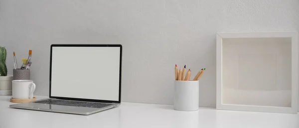 Imagen Recortada Espacio Trabajo Moderno Con Una Maqueta Computadora Portátil —  Fotos de Stock