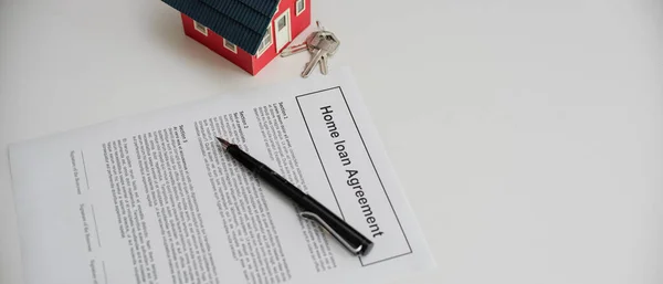 Draufsicht Des Hauskreditvertrages Mit Stift Hausmodell Und Hausschlüssel Auf Weißem — Stockfoto