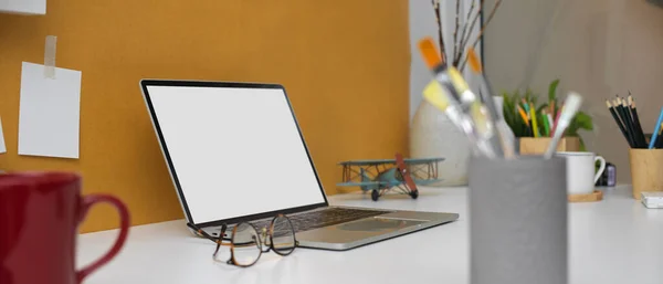 Boční Pohled Kreativní Pracoviště Modelovým Notebookem Malířskými Nástroji Dekoracemi Dalšími — Stock fotografie