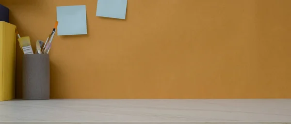 Close Weergave Van Kopieerruimte Marmeren Werktafel Met Boeken Schildergereedschap Notitieblok — Stockfoto