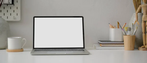 Boş Ekran Dizüstü Bilgisayar Fincan Boyama Araçları Beyaz Masadaki Dekorasyonlar — Stok fotoğraf