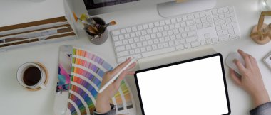 Bilgisayar ve malzemelerle çalışırken kadın grafik tasarımcısının tablet maketi kullanırken çekimleri