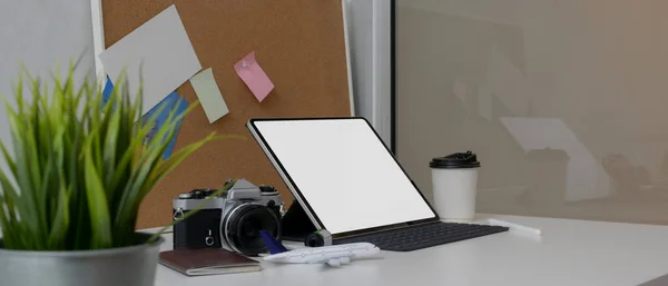 태블릿 카메라 액세서리와 측면에서 테이블 — 스톡 사진
