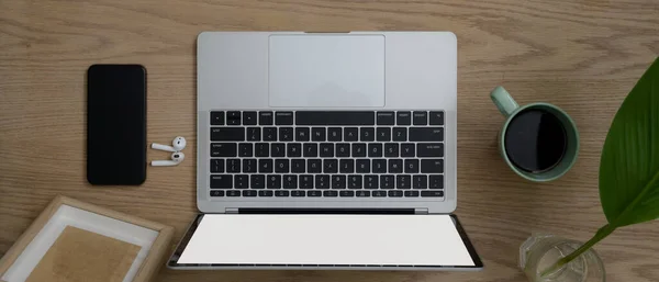 Model Laptop Akıllı Telefon Kahve Fincanı Dekorasyonla Ahşap Ofis Masasının — Stok fotoğraf