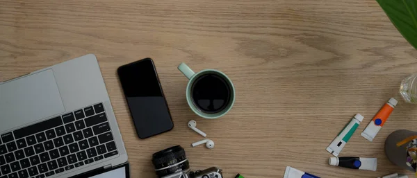 Top View Wooden Worktable Laptop Smartphone Camera Coffee Mug Watercolours — Stock Photo, Image