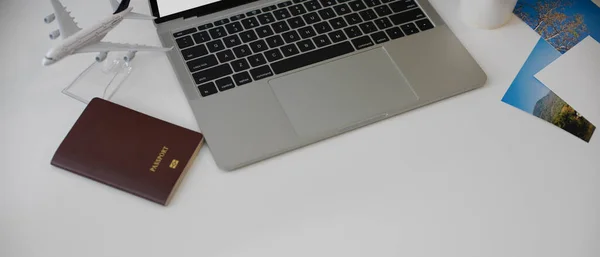 Concepto Preparación Viajes Con Maqueta Tablet Cámara Pasaporte Accesorios Mesa — Foto de Stock