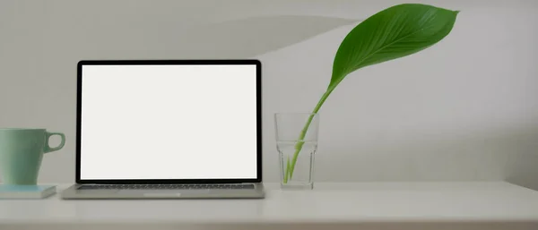 Közelkép Minimális Munkaasztal Üres Képernyős Laptop Bögre Menetrend Könyv Növény — Stock Fotó
