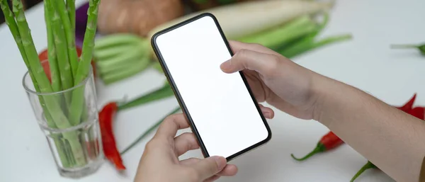 Tiro Cortado Receita Feminina Procurando Smartphone Mock Enquanto Prepara Ingrediente — Fotografia de Stock