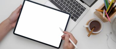 Beyaz ofis masasında dizüstü bilgisayarla çalışırken boş ekran tableti kullanan kadın girişimcinin genel görüntüsü 