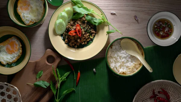Vue Dessus Cuisine Traditionnelle Thaïlandaise Mélanger Porc Haché Frit Basilic — Photo