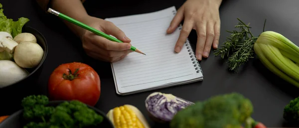 Recorte Estudiante Femenina Tomando Notas Recetas Cuaderno Blanco Mesa Cocina — Foto de Stock