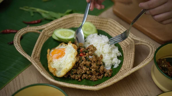 Close Vista Mãos Segurando Talheres Comendo Comida Tradicional Tailandesa Mexer — Fotografia de Stock
