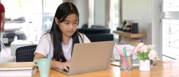 Tiro Cortado Uma Menina Line Estudando Com Laptop Computador Papelaria — Fotografia de Stock