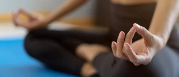 Gehakt Shot Van Vrouw Die Yoga Sukhasana Oefening Beoefent Kalm — Stockfoto
