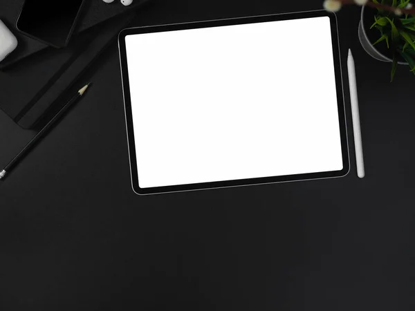 Boş Ekran Tabletinin Üst Görünümü Kırtasiye Malzeme Dekorasyon Karanlık Modern — Stok fotoğraf