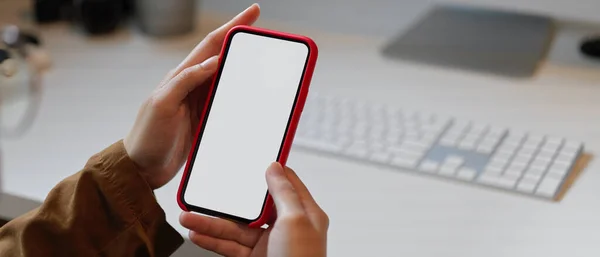 Close Vista Mãos Segurando Smartphone Tela Branco Mesa Escritório Branco — Fotografia de Stock