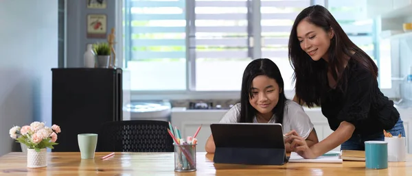 Cropped Shot Mother Helping Her Daughter Homework Digital Tablet Wooden — Stock Photo, Image