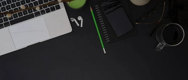 Vista Aérea Mesa Trabajo Moderna Oscura Con Teclado Portátil Teléfono — Foto de Stock