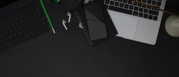 Vista Superior Mesa Trabajo Moderna Oscura Con Computadora Portátil Teclado — Foto de Stock