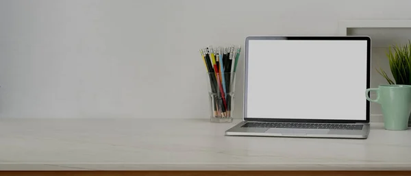 Vista Cerca Del Espacio Trabajo Simple Con Ordenador Portátil Maqueta —  Fotos de Stock