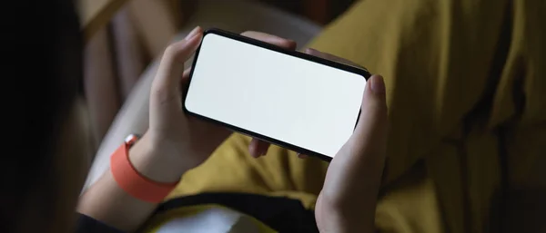 Vista Cerca Una Chica Sosteniendo Teléfono Inteligente Maqueta Horizontal Mientras —  Fotos de Stock