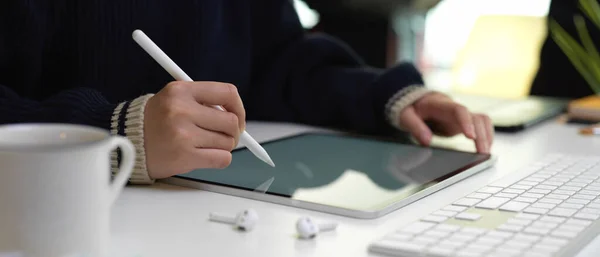 Schnappschuss Einer Arbeiterin Mit Tablet Attrappe Mit Stift Auf Weißem — Stockfoto