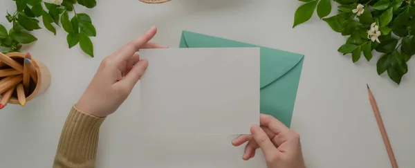 Fotografia Aérea Mãos Femininas Segurando Cartão Saudação Mock Acima Envelope — Fotografia de Stock