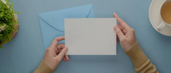 Fotografia Aérea Mãos Femininas Segurando Cartão Saudação Maquete Acima Envelope — Fotografia de Stock