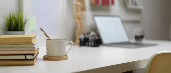 Vágott Felvétel Modern Otthoni Irodai Asztal Kávéscsészével Könyvek Modell Laptop — Stock Fotó