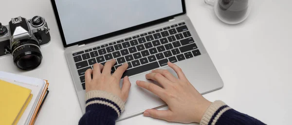 Tiro Recortado Freelancer Feminino Digitando Laptop Mock Escritório Doméstico Moderno — Fotografia de Stock