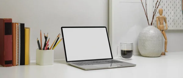 Närbild Moderna Kontorsbord Med Mock Laptop Brevpapper Böcker Kaffemuggar Och — Stockfoto