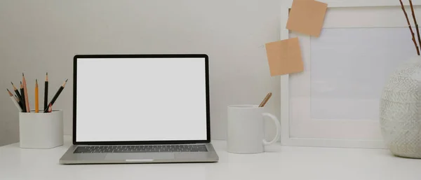 Vista Cerca Del Escritorio Moderno Oficina Con Ordenador Portátil Maqueta —  Fotos de Stock