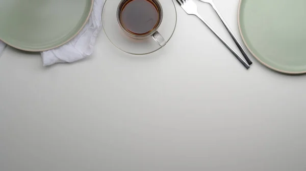 Draufsicht Auf Den Esstisch Mit Türkisfarbenen Tellerattrappen Besteck Teetasse Serviette — Stockfoto