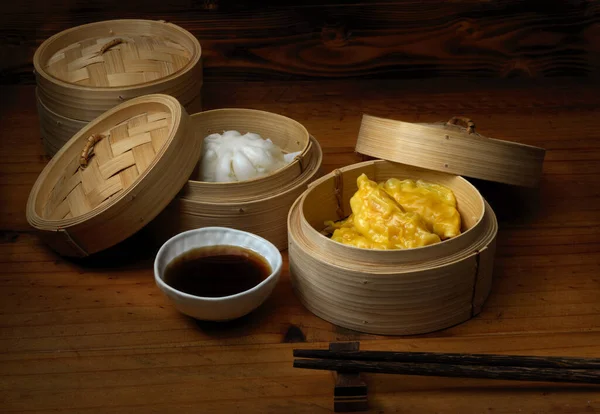 Närbild Ångkokta Dumplings Som Serverar Bambu Sömmerska Kinesiska Restauranger — Stockfoto