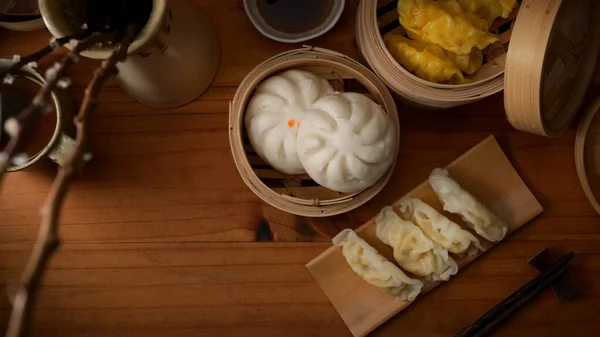 Ovanifrån Kinesisk Traditionell Mat Ångkokta Dumplings Som Serverar Bambu Sömmerska — Stockfoto