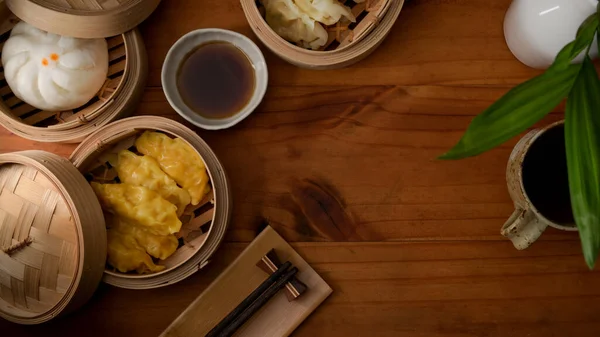 Ovanifrån Ångkokta Dumplings Som Serverar Bambu Sömmerska Träbord Med Kopieringsutrymme — Stockfoto