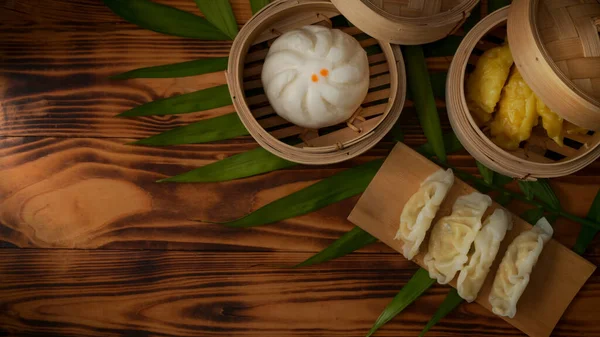 Ovanifrån Kinesisk Traditionell Mat Ångkokta Dumplings Som Serverar Bambu Sömmerska — Stockfoto