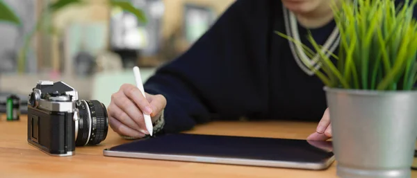 Close View Female Using Digital Tablet Wooden Table Camera Tree — Stock Photo, Image