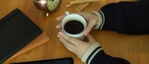 Tiro Cortado Mãos Femininas Segurando Xícara Café Quente Mesa Trabalho — Fotografia de Stock