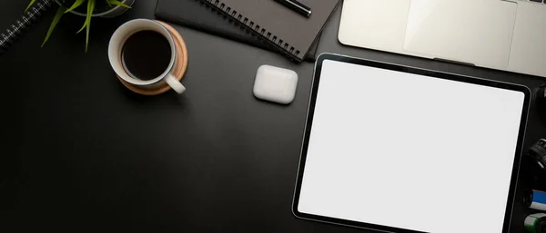 Visão Superior Tablet Tela Branco Espaço Trabalho Moderno Escuro Com — Fotografia de Stock