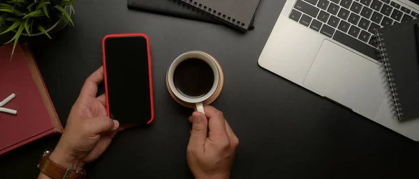 Boven Schot Van Mannelijke Ondernemer Linkerhand Met Behulp Van Smartphone — Stockfoto