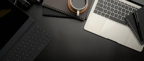 Вид Сверху Темное Современное Рабочее Пространство Цифровым Планшетом Ноутбуком Чашкой — стоковое фото