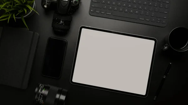 Widok Góry Pustego Ekranu Tabletu Ciemnym Nowoczesnym Obszarze Roboczym Urządzeniami — Zdjęcie stockowe