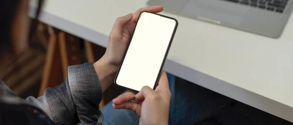 Närbild Kvinnliga Frilansare Med Hjälp Mock Smartphone När Sitter Vid — Stockfoto