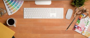 Sanatçının en üst görünümü bilgisayar, resim araçları, malzemeler, dekorasyonlar ve ahşap masadaki kopyalama alanı ile çalışabilir